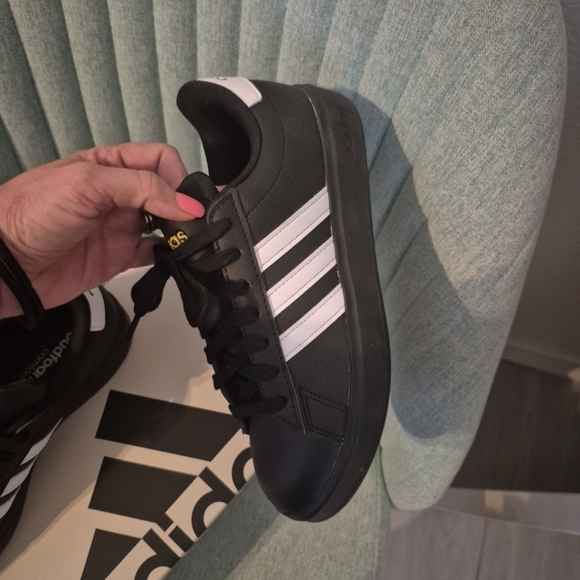 Adidas Black and White Classic Sneakers Woman Size 6 - Picture 5 of 12